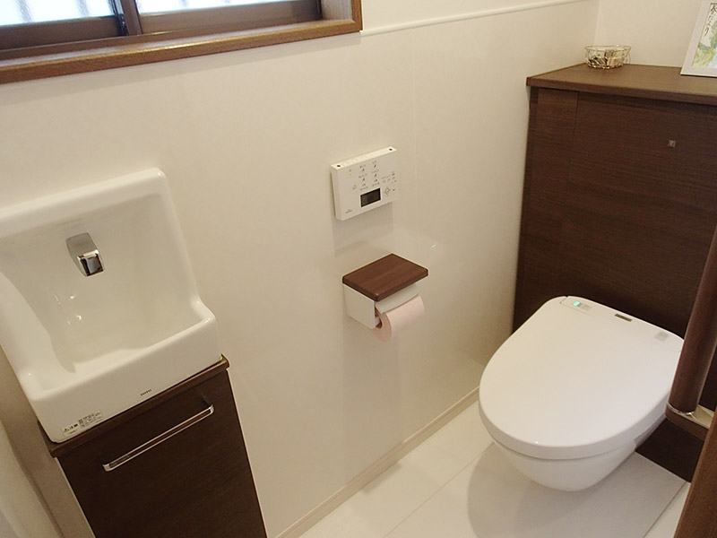 床も壁も掃除がしやすい スッキリとしたトイレになりました 株式会社アップルハウジング